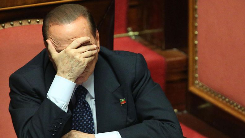 Silvio Berlusconi reagoi Italian senaatin päätökseen 2. lokakuuta 2013Silvio Berlusconi hallituksen kokouksessa 2. lokakuuta 2013. 