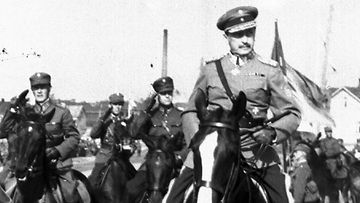 Marsalkka Mannerheim kuvattu Karjalan kannaksen taisteluharjoituksissa. 1939