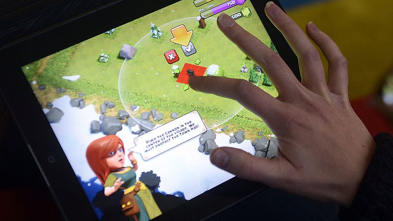 Pelaaja pelaamassa suomalaista, Supercellin suunnittelemaa Clash of Clans -peliä iPadillä perjantaina 14. joulukuuta 2012.