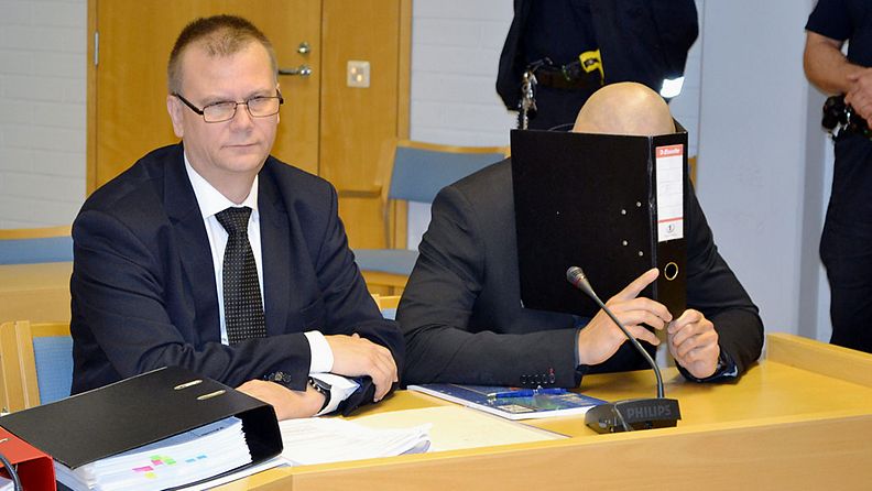 Oulun palkkamurhasta syytetty mies asianajajansa kanssa Oulun käräjäoikeudessa 10. lokakuuta 2013.