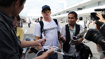 Kimi Räikkönen saapui Suzukan F1-osakilpailun varikkoalueelle fanien ja toimittajajoukon ympäröimänä torstaina lokakuun 10. 2013.
