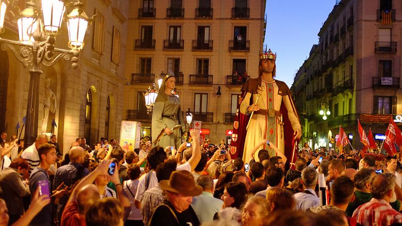Tuhannet festivaalivieraat saapuivat Barcelonan kaupungintalolle katsomaan Ferran Adriàn avajaispuhetta sekä perinteistä jättiläisten kulkuetta. 