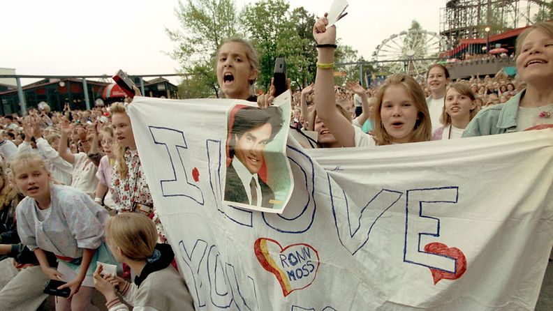 Kauniit ja rohkeat -televisiosarjan näyttelijä Ronn Moss ("Ridge Forrester") vieraili Helsingin Linnanmäellä, 16.5.1993. Kuvassa innokkaita Ridge-faneja.