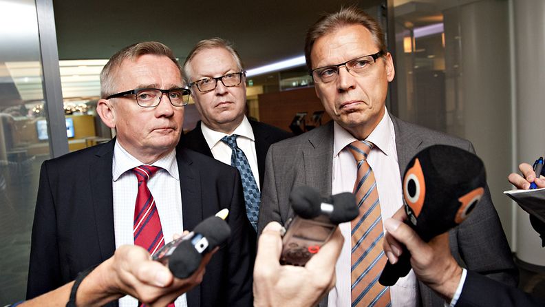 STTK:n puheenjohtaja Mikko Mäenpää (vas.), Akavan puheenjohtaja Sture Fjäder ja SAK:n puheenjohtaja Lauri Lyly saapuivat työmarkkinoiden johtoryhmän kokoukseen 30. elokuuta 2013 Helsingissä.