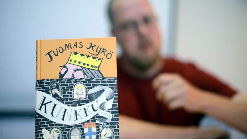 Tuomas Kyrö lanseerasi uutta kirjaansa Kunkku ruotisnristelilyllä Tukholmaan 27. elokuuta 2013.