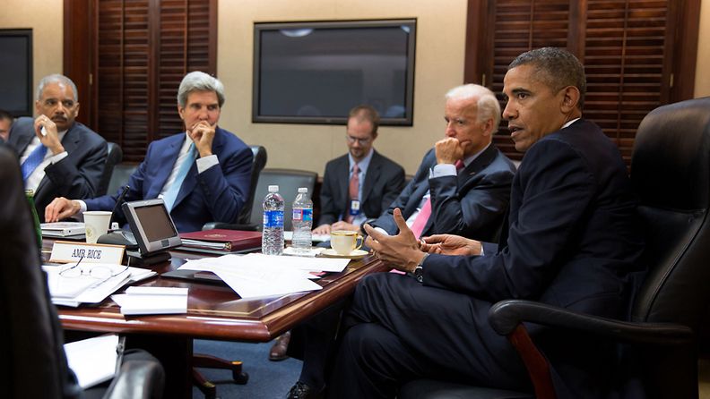 30.8. julkaistussa kuvassa Yhdysvaltain presidentti Barack Obama tapasi turvallisuustiimin keskustellakseen Syyrian tilanteesta. Kuvassa Obaman lisäksi ulkoministeri John Kerry ja varapresidentti Joe Biden. Kuva EPA