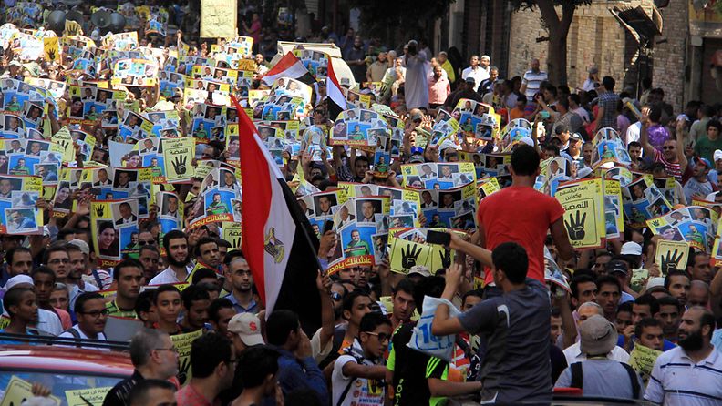 Syrjäytetyn presidentin Mohamed Mursin kannattajat marssivat Egyptissä jälleen 30.8.2013.