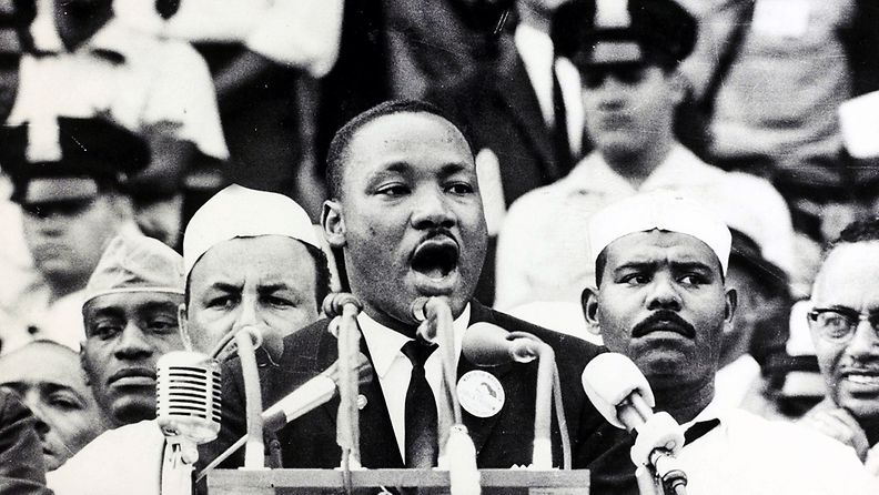 Martin Luther King puhuu Lincolnin muistomerkin juurella 28.8.1963.