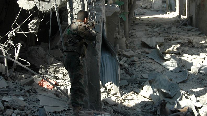 Syyrialainen sotilas tähtää aseellaan Homsin lähistöllä 27.8.2013.