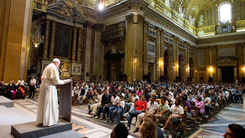 Paavi Franciscus puhui turvapaikanhakijoille Roomassa tiistaina 10.9.2013.