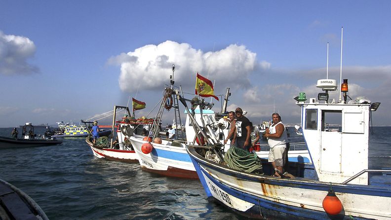 Useita kalastusaluksia kokoontui protestoimaan Gibraltarin edustalle vastustamaan rakenteilla olevaa keinotekoista riuttaa 18. elokuuta 2013. 