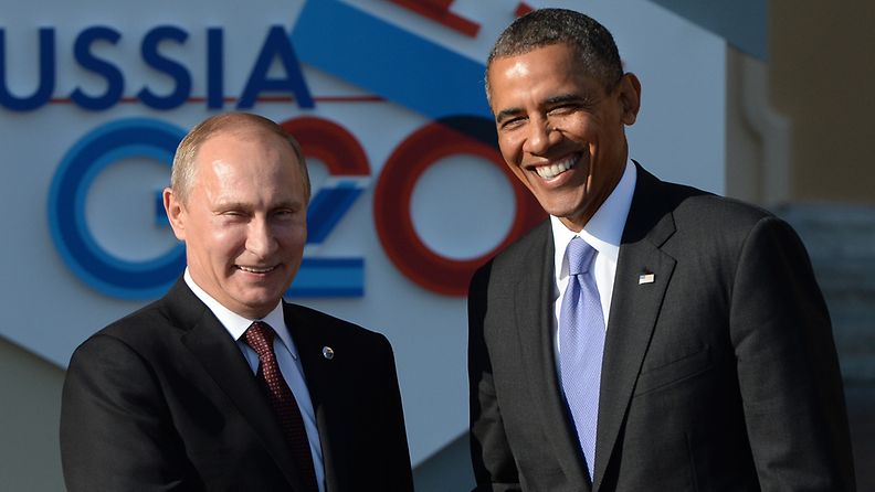 Venäjän ja Yhdysvaltain päämiehet hymyilivät väkinäisesti Pietarissa.
