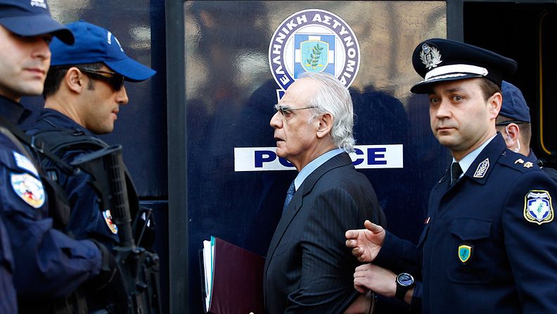 Kreikan entinen puolustusministeri Akis Tsohatzopoulos tuomittiin 20 vuoden vankeuteen rahanpesusta 7.10.2013. 
