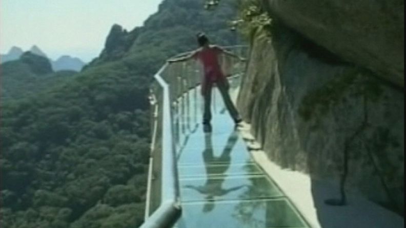 Lasisella sillalla voi ihastella tai kauhistella maisemia 700 metrin korkeudesta.