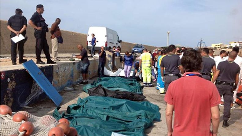 Italiassa on löydetty jo yli 80 ruumista maahanpyrkijöiden veneen upottua.