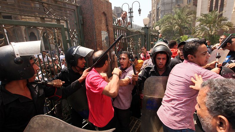 Mursin kannattajat ja vastustajat ottivat yhteen moskeijan ulkopuolella Ramsesin aukiolla 17. elokuuta 2013.