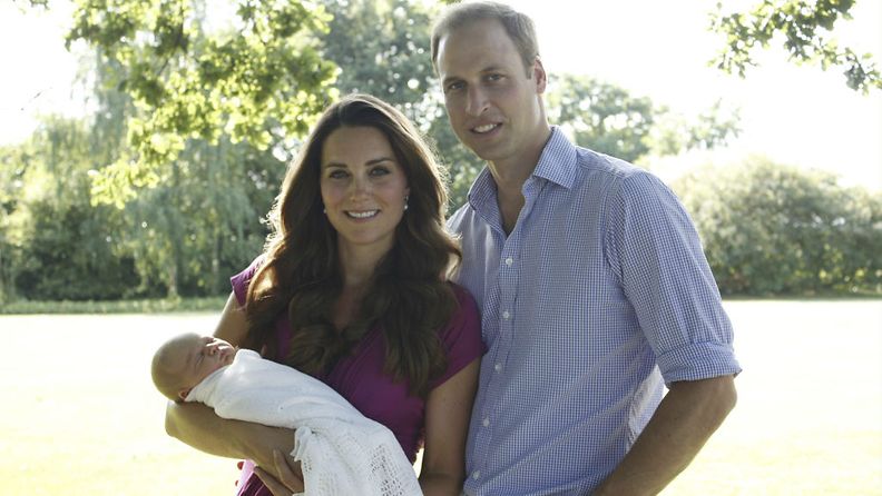 Prinssi William ja herttuatar Catherine ovat julkistaneet ensimmäiset valokuvat George-vauvasta. Kuvan otti Catherinen isä Michael Middleton.