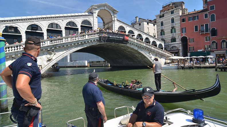 Poliisi partio Venetsiassai Canal Grandella siellä sattuneen onnettomuuden jälkeen 17. elokuuta 2013.