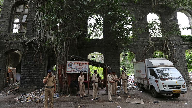 Poliisit tutkivat rikospaikkaa, missä valokuvaajana työskennellyt nainen joutui joukkoraiskauksen uhriksi Mumbaissa Intiassa 23.8.2013.