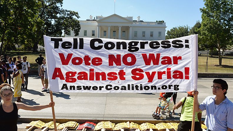 Syyrian iskuja vastustava mielenilmaus Valkoisen talon edustalla Washingtonissa Yhdysvalloissa 7.9.2013.