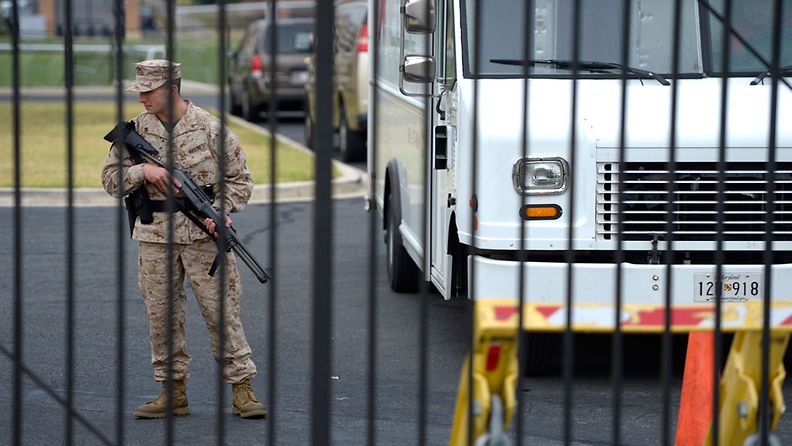 Sotilas vartioi Yhdysvaltain laivaston esikunta-aluetta 16.9. 2013