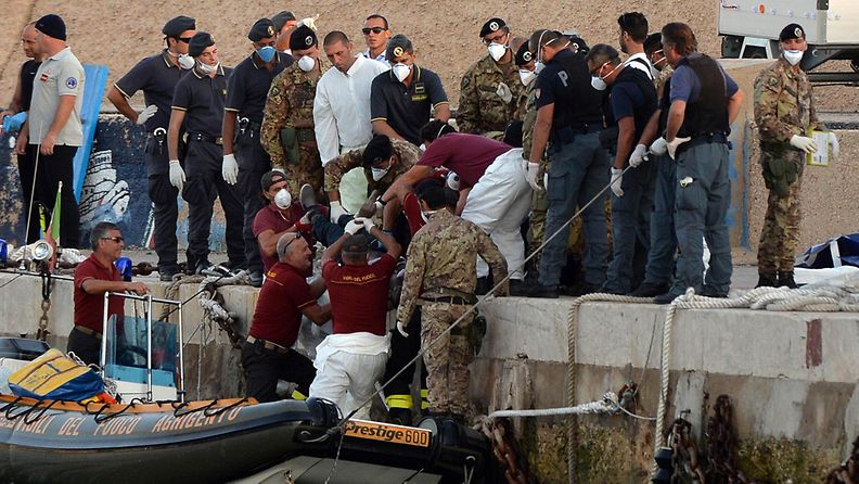 Pakolaisalus upposi Lampedusan saaren edustalla 3.10.2013.  Hukkuneita arvioidaan olevan noin 300. 