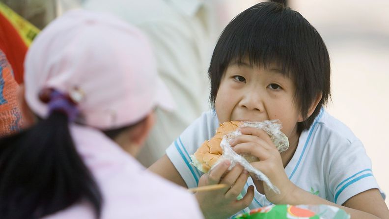 Lihottava länsimainen roskaruoka tekee kiinalaislapsista ylipainoisia.