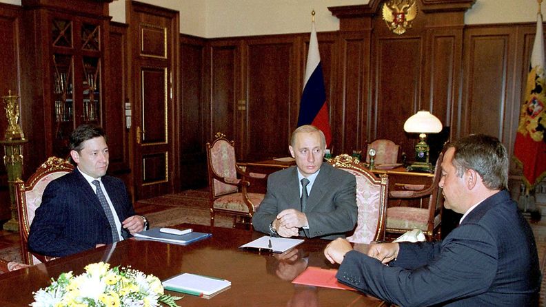 Russian President Vladimir Putin (C) meets with Telecommunications Minister Leonid Reiman (L) and Minister of Press, Television and Radio Broadcasting Mikhail Lesin (R) in the Kremlin in Moscow on Monday, 28 August 2000. Putin obliged the ministers to do their best in reconstructing the broadcasting in Moscow and Moscow region after a fire at the Ostankino TV tower on Sunday, that killed four people, also cut all TV boadcasting in the region. 