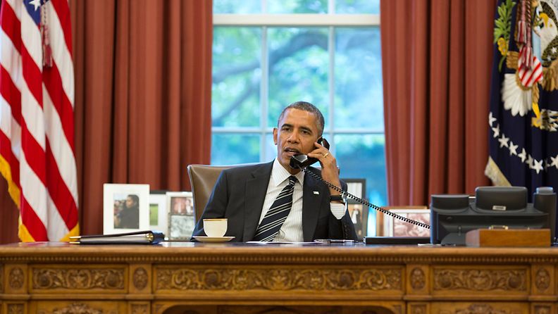 Valkoisen Talon julkaisema kuva presidentti Barack Obamasta, joka juttelee puhelimessa Iranin presidentti Hasan Ruhani kanssa 27.9.2013.