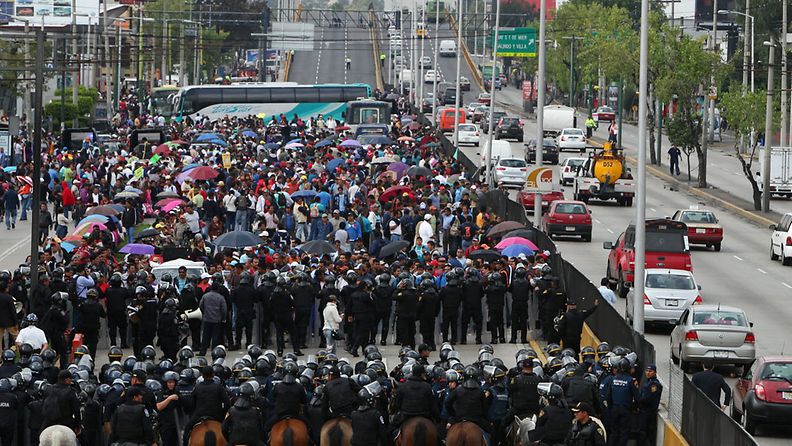 Opettajien mielenosoitus Mexico Cityssä 5.9.2013.