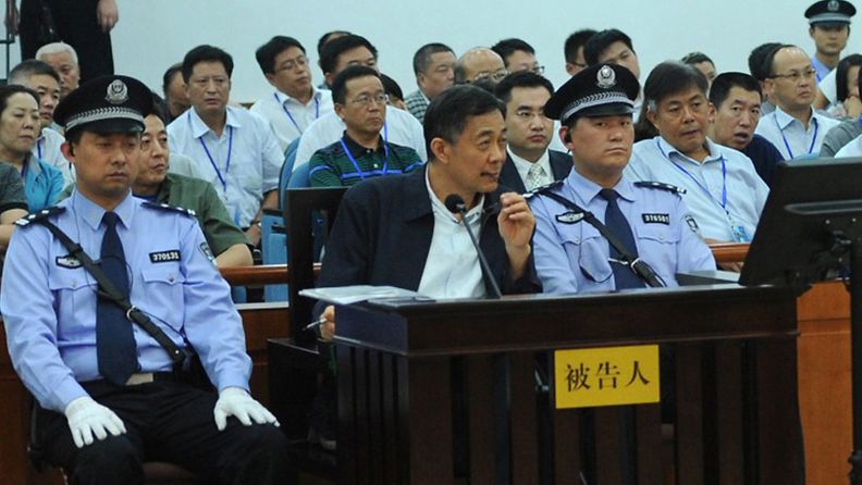 Kiinalaisen ex-huippupoliitikon Bo Xilain oikeudenkäynti.