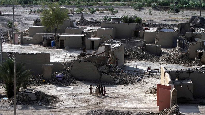 A general view of the houses destroyed by the 7.7 magnitude earthquake in Awaran, Balochistan province, Pakistan, 27 September 2013. 