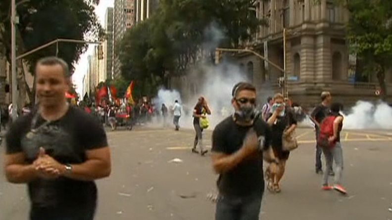Opettajat ja heidän kannattajansa ovat ottaneet yhteen poliisin kanssa Rio de Janeirossa. 