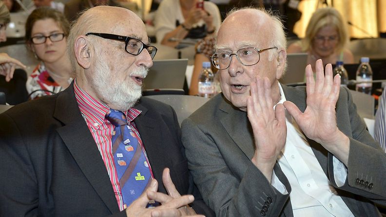 Francois Englert (vas.) ja Peter Higgs heinäkuussa 2012, kun Higgsin bosoni todennettiin.