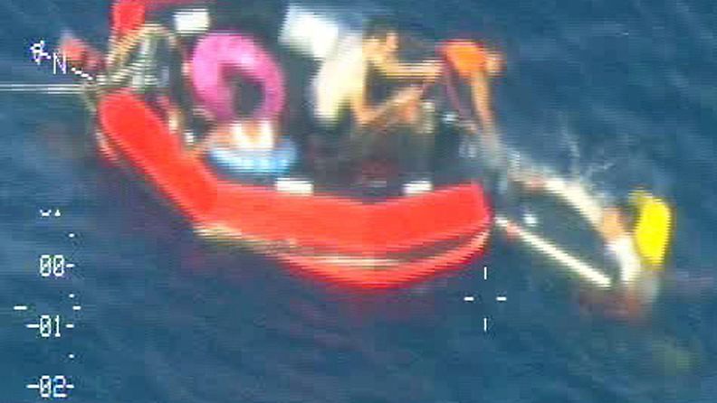 Kymmenien Italiaan pyrkineiden ihmisten pelätään hukkuneen heitä kuljettaneen aluksen upottua Sisilian edustalla 11.10.2013. Kuvakaappaus Maltan laivaston materiaalista.