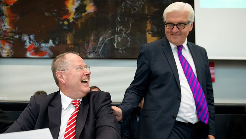sosiaalidemokraattien (SPD) parlamenttiryhmän puheenjohtaja Frank-Walter Steinmeier (oik) sekä kansleriehdokas Peer Steinbrück (vasemmalla). 
