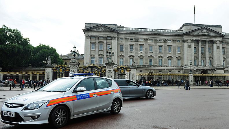 Poliisit partioivat Buckinghamin palatsilla 14.10.2013.