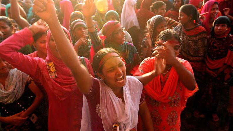 Bangladeshin tekstiilityöntekijät ovat protestoineet alhaisia palkkojaan ja kehnoja työoloja vastaan.