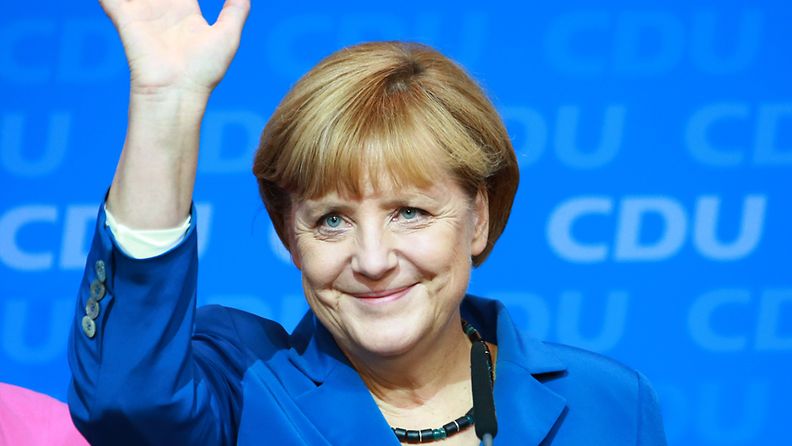 Angela Merkel tervehtii kannattajiaan Berliinissä 23.9.2013.