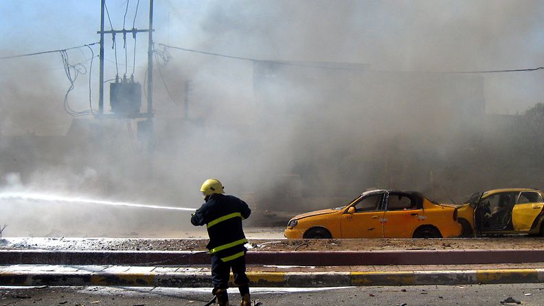 Ainakin 15 ihmistä sai surmansa leikkikentälle tehdyssä iskussa Tel Afarissa Irakissa. Pommi-iskujen määrä Irakissa on kasvanut voimakkaasti viimekuukausina. Kuva Kirkukissa 2. lokakuuta tehdystä autopommi-iskusta, jossa sai surmansa kolme ihmistä.  