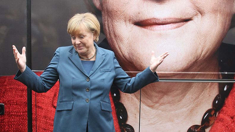 Angela Merkel kampajabussinsa edustalla 16. syyskuuta 2013.