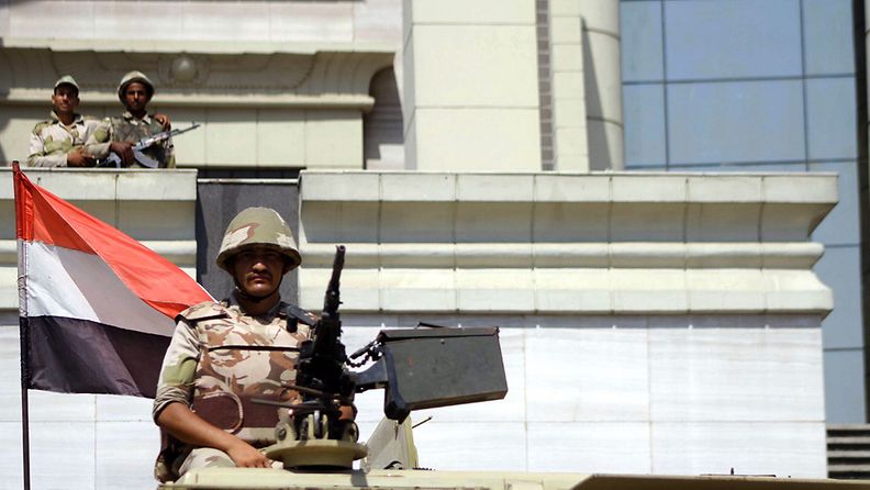 Sotilaat vartioivat oikeuslaitosta Egyptissä Kairossa 18. elokuuta 2013.