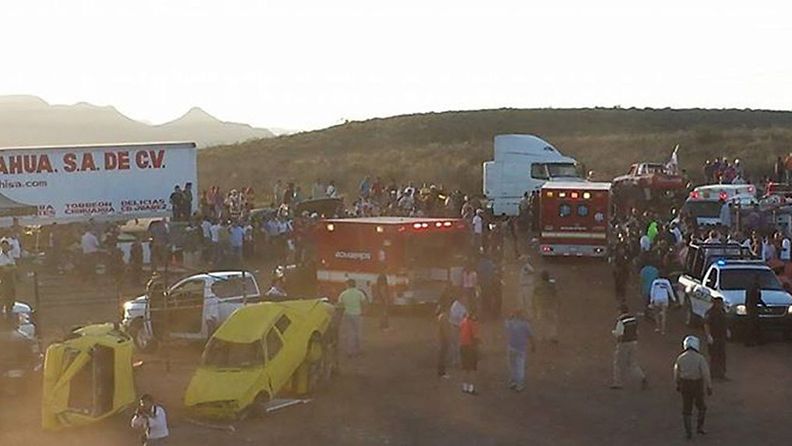 Ainakin kuusi ihmistä kuoli monsteriautotapahtumassa Chihuahuan kaupungissa Meksikossa, kun yksi show'n autoista syöksyi katsomoon 5. lokakuuta 2013.