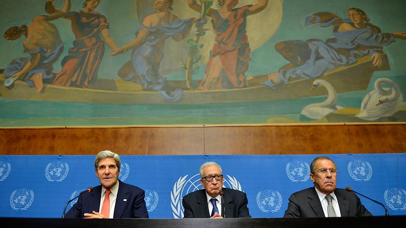 Yhdysvaltain ulkoministeri John Kerry (vasemmalla, YK:n Syyria-erikoislähettiläs Lakhdar Brahimi ja Venäjän ulkoministeri Sergei Lavrov eilen Genevessä.