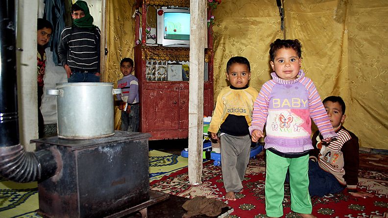 Syyrialaislapsia pakolaisleirillä Deirzanounin kylässä Libanonissa 10.1.2013. 