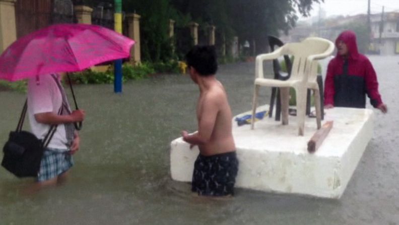 Tulva on noussut korkealle Filippiinien pääkaupungissa Manilassa.