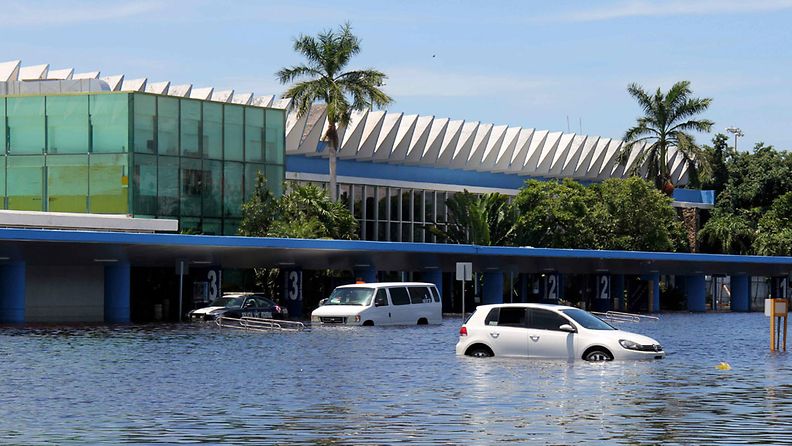 Tulvavedet ympäröivät Acapulcon kansainvälistä lentokenttää 18.9.2013