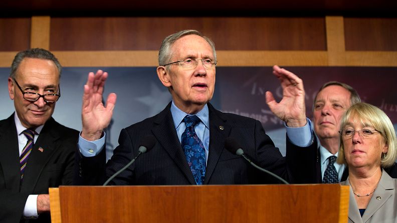 USA:n senaatin demokraattijohtaja Harri Reid (keskellä) uskoo Yhdysvaltain talousjumin ratkeavan pian.