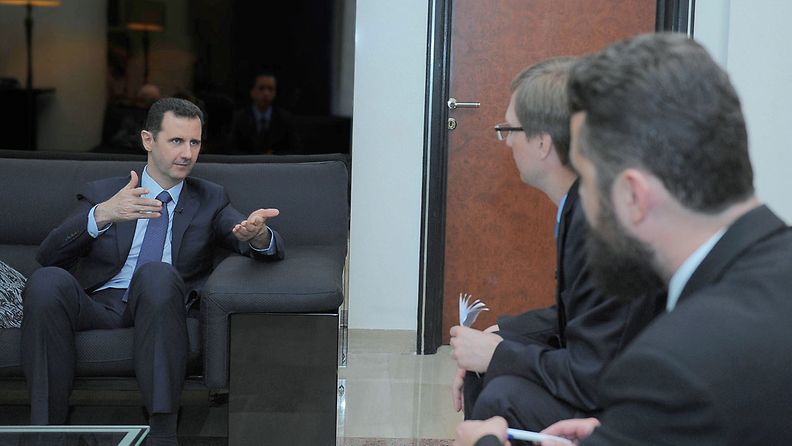Syyrian presidentti Bashar al-Assad puhuu toimittajille.