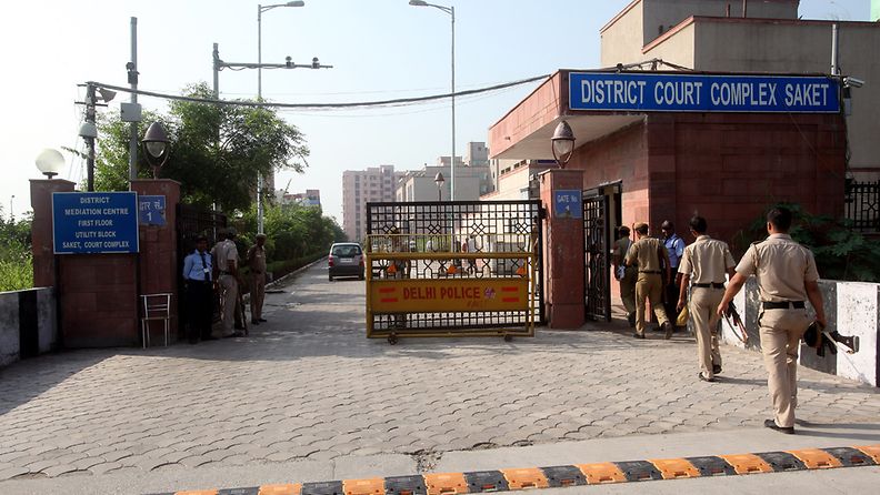 Neljä miestä tuomittiin opiskelijatytön joukkoraiskauksesta ja murhasta Delhissä. Kuva oikeustalon edustalta.